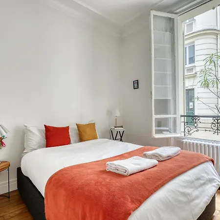 Perfect T2 At The Foot Of The Eiffel Tower-paris 7