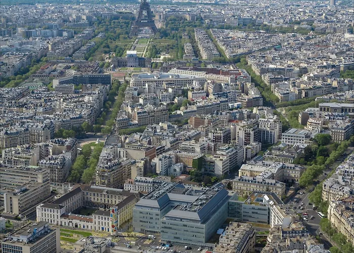 Perfect T2 At The Foot Of The Eiffel Tower-paris 7 * Parijs